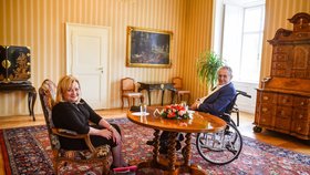 Prezident Miloš Zeman, čerstvě propuštěný z nemocnice, na schůzce s ministryní financí Alenou Schillerovou (22.9.2021)