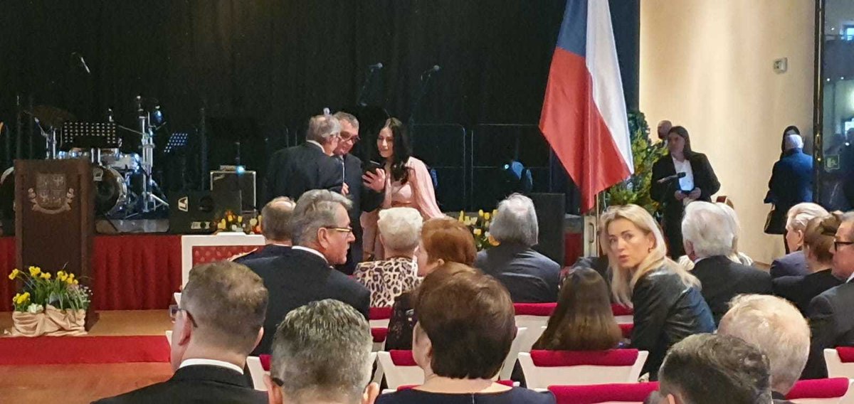 Prezident Miloš Zeman slaví 7 let na Hradě: Moderátorka večera Alex Mynářová (8.3.2020)
