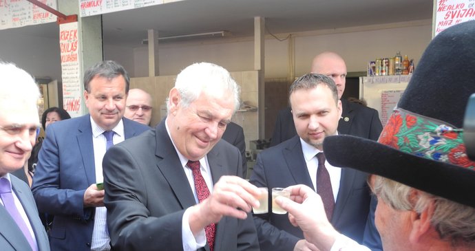 Prezident Miloš Zeman na Zemi živitelce okoštoval i pálenku.