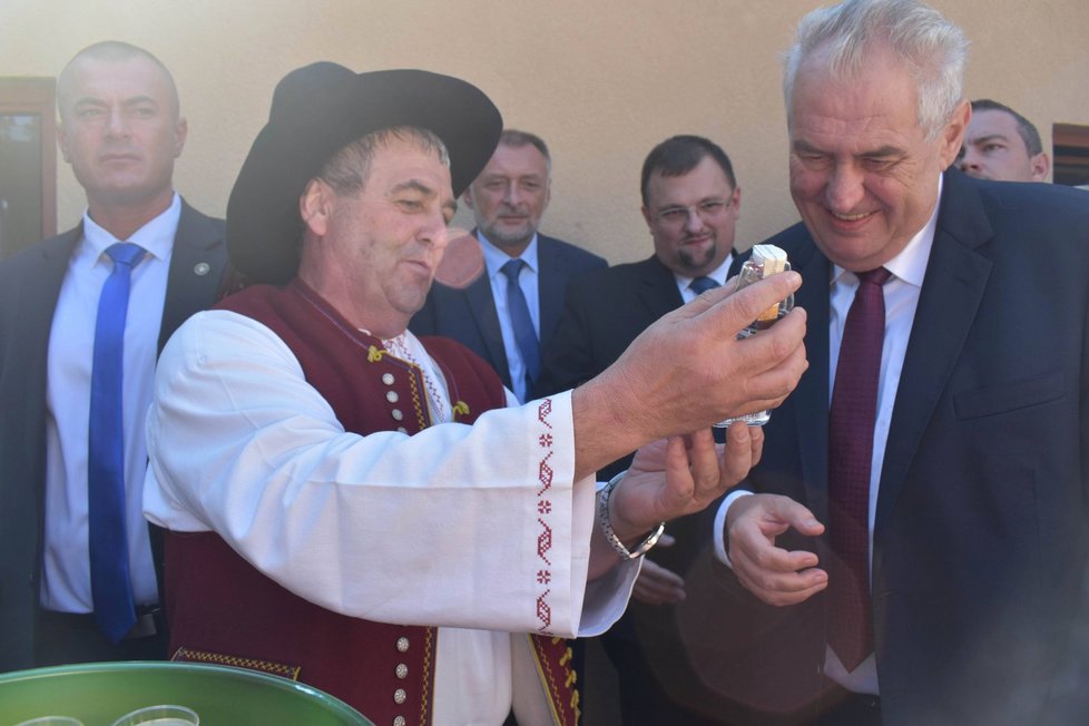 Prezident Miloš Zeman na Zemi živitelce okoštoval i pálenku.