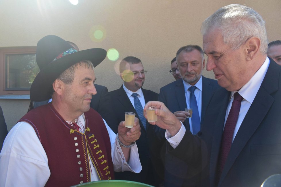 Prezident Miloš Zeman na Zemi živitelce okoštoval i pálenku.