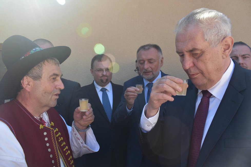 Prezident Miloš Zeman na Zemi živitelce okoštoval i pálenku.