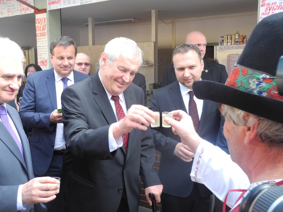 Prezident Miloš Zeman na Zemi živitelce okoštoval i pálenku.