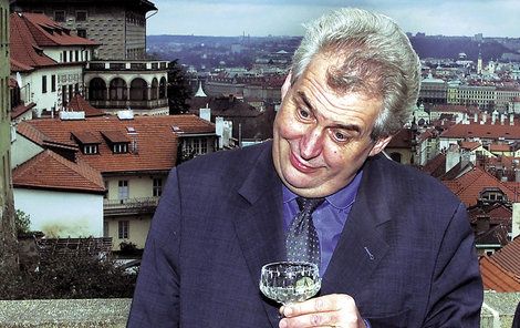 Miloš Zeman je prý na dietě. Že by si však nedopřál ani sklenku oblíbeného vína není pravděpodobné.