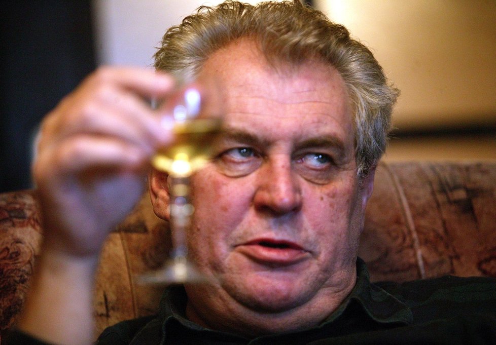 Miloš Zeman má cigaretky rád.