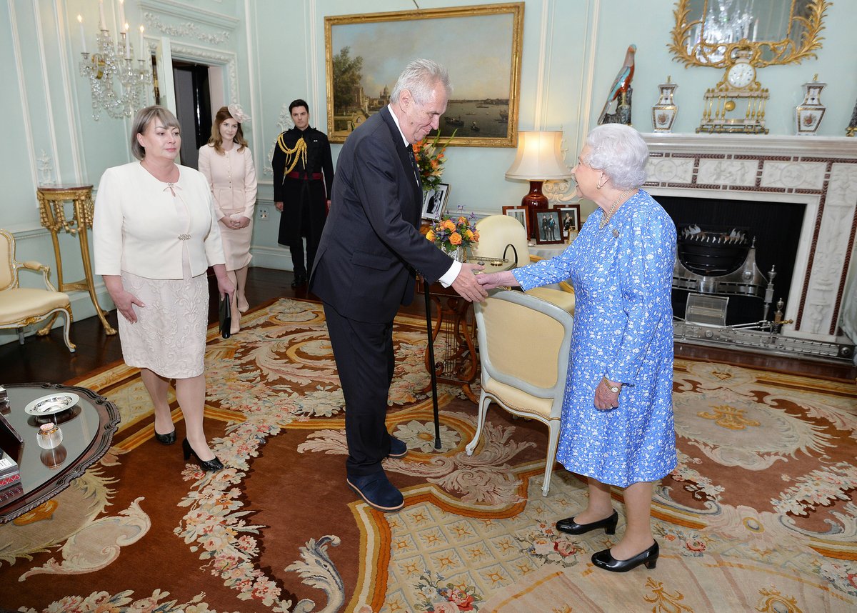 Český prezident Miloš Zeman s manželkou Ivanou a dcerou Kateřinou na audienci u britské královny Alžběty II. v Buckinghamském paláci (16. 6. 2017)