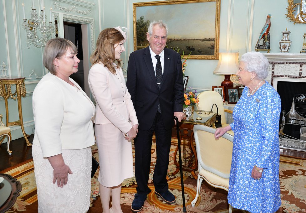 Český prezident Miloš Zeman s manželkou Ivanou a dcerou Kateřinou na audienci u britské královny Alžběty II. v Buckinghamském paláci (16. 6. 2017)