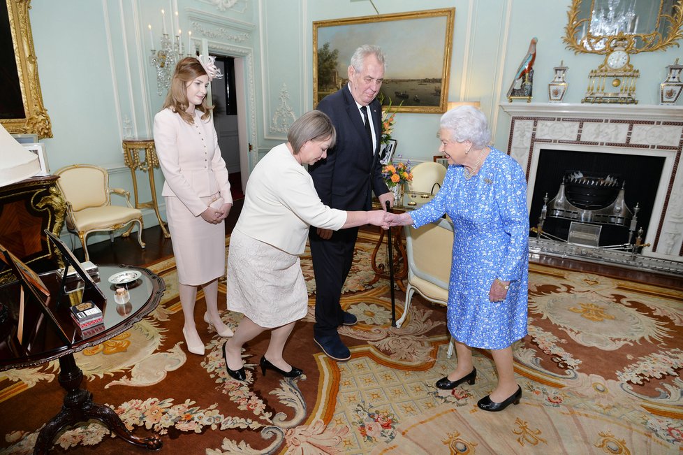 Český prezident Miloš Zeman s manželkou Ivanou a dcerou Kateřinou na audienci u britské královny Alžběty II. v Buckinghamském paláci (16. 6. 2017)