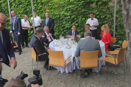Andrej Babiš s dcerou Vivien při recepci na francouzské ambasádě usedli ke slavnostní tabuli i s prezidentem Zemanem