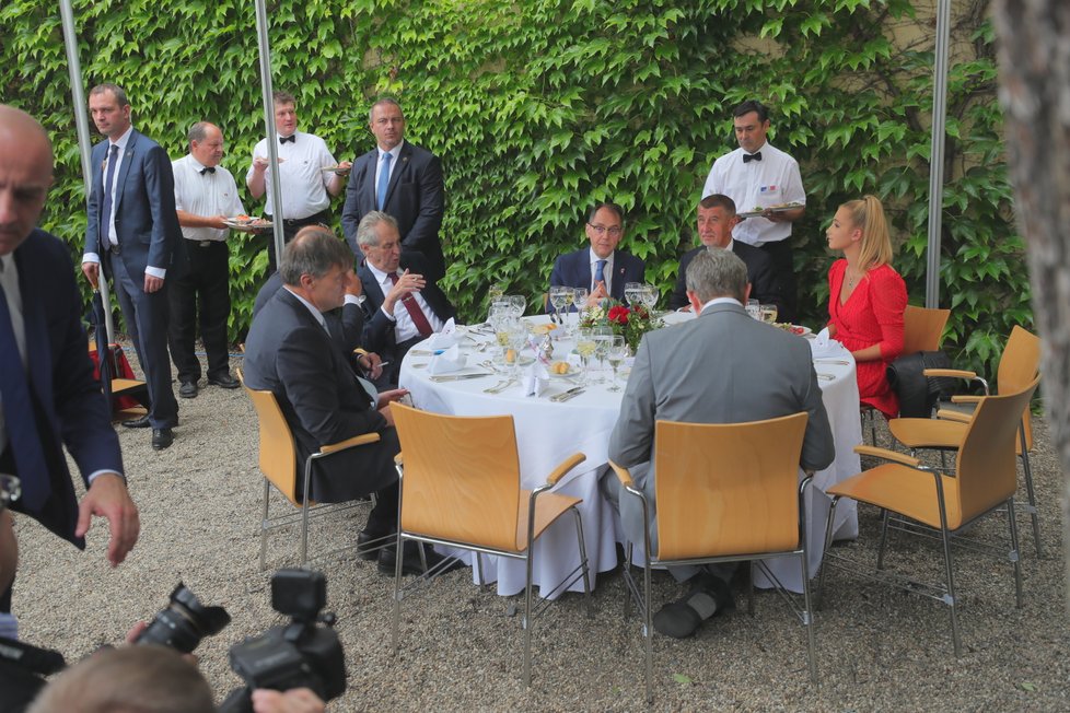 Andrej Babiš s dcerou Vivien při recepci na francouzské ambasádě usedli ke slavnostní tabuli i s prezidentem Zemanem.