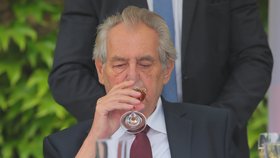 Miloš Zeman dorazil na recepci na ambasádu Francie. Došlo i na víno (11. 7. 2019).