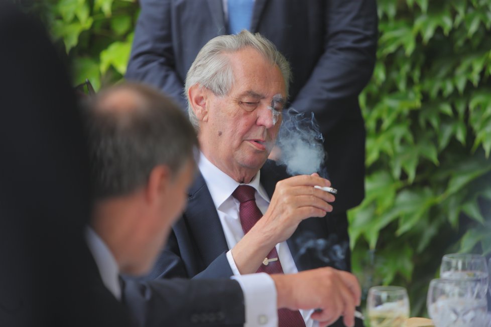 Miloš Zeman si na ambasádě Francie zapálil obligátní cigaretu