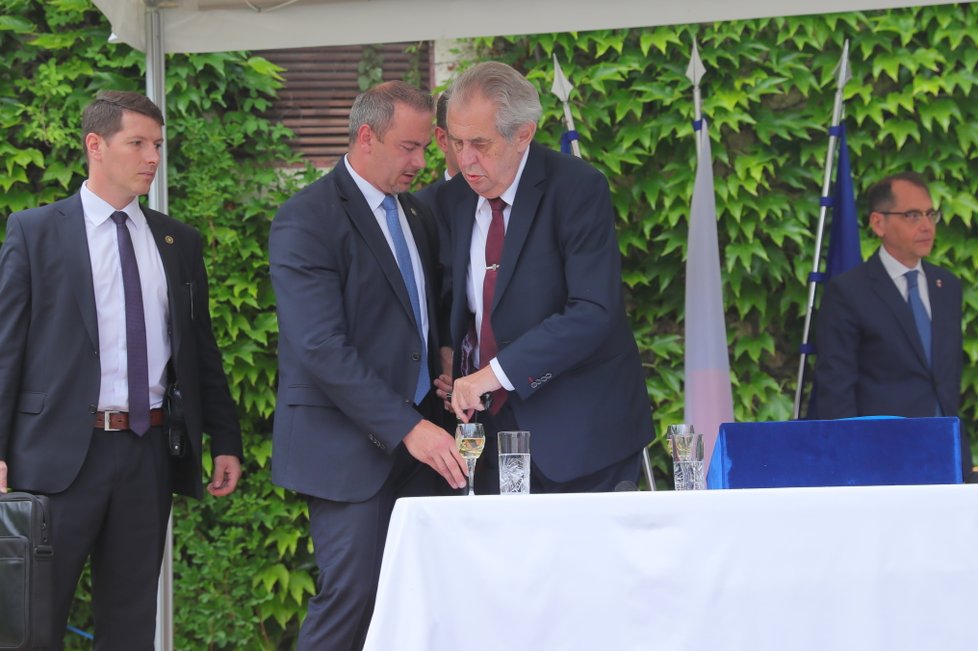 Miloš Zeman dorazil na recepci na ambasádu Francie (11.7.2019)
