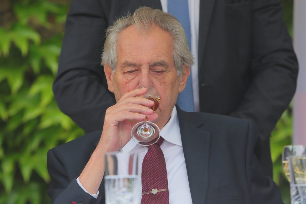 Miloš Zeman dorazil na recepci na ambasádu Francie. Došlo i na víno (11. 7. 2019)