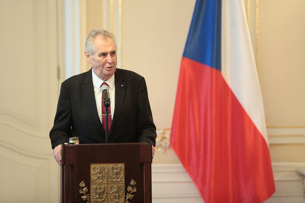 Premiér v demisi Andrej Babiš (ANO) dorazil na zámek v Lánech, kam jej pozval prezident Miloš Zeman.