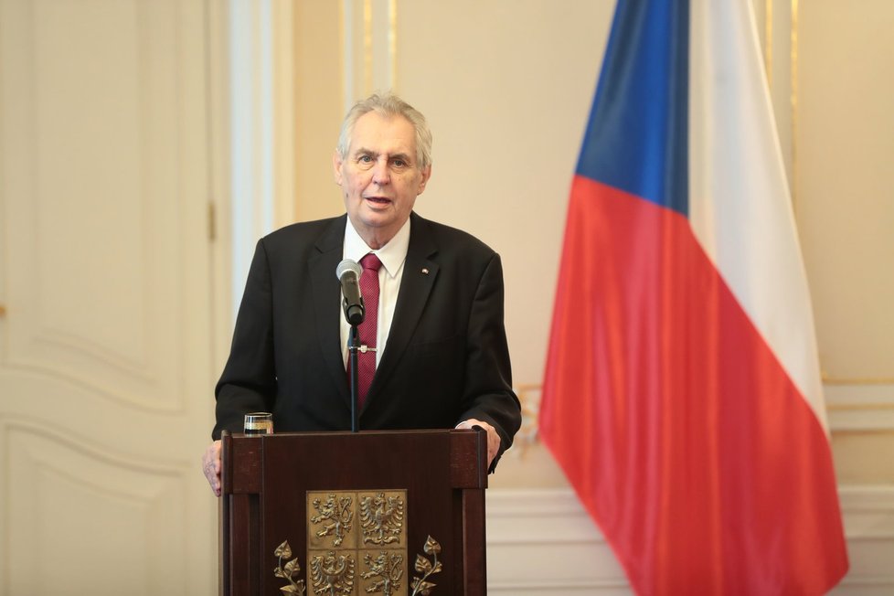 Premiér v demisi Andrej Babiš (ANO) dorazil na zámek v Lánech, kam jej pozval prezident Miloš Zeman.