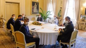 Jednání prezidenta Miloše Zemana s premiérem Andrejem Babišem, šéfem Sněmovny Radkem Vondráčkem, ministrem zahraničí Tomášem Petříčkem, ministrem vnitra Janem Hamáčkem a ministrem obrany Lubomírem Metnarem.