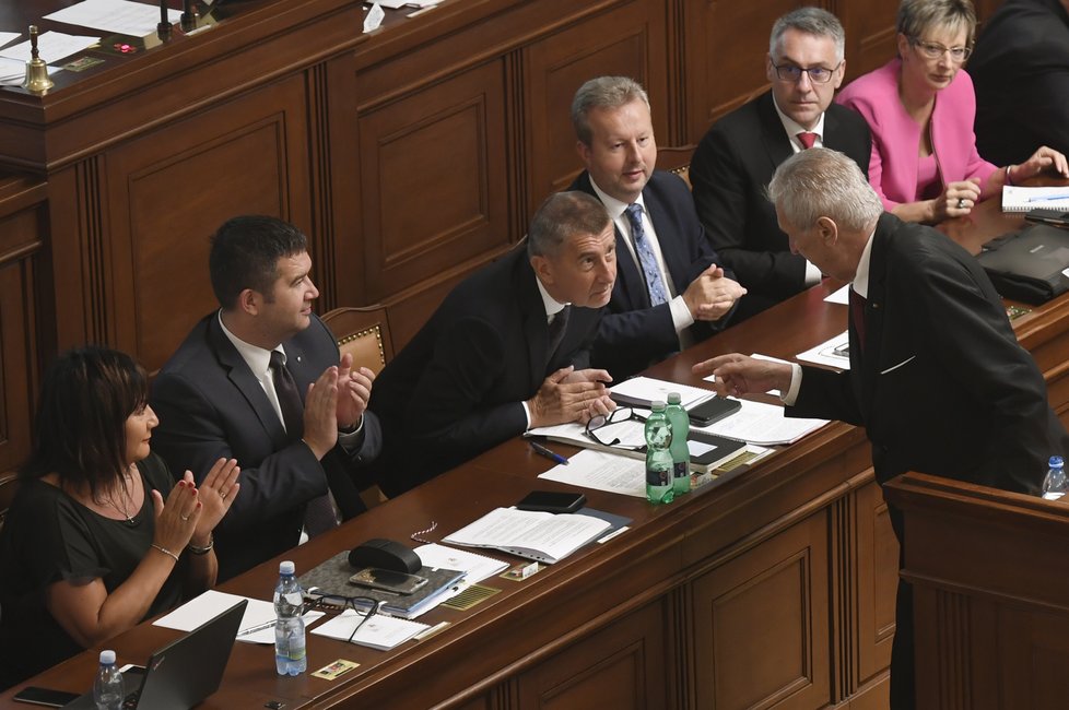 Prezident Miloš Zeman (vpravo) hovoří s premiérem Andrejem Babišem 11. července v Praze na schůzi Poslanecké sněmovny svolané k vyslovení důvěry Babišově menšinové vládě hnutí ANO a ČSSD.