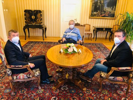 Premiér Andrej Babiš (ANO) a ministr vnitra Jan Hamáček (ČSSD) na zámku v Lánech, kde s prezidentem Milošem Zemanem hovořili o předávání státních vyznamenání (13.10.2020)
