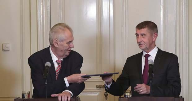 Zeman pověřil Babiše jednáním o sestavení vlády. Co řekli na Kalouskovy intriky?