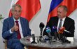 Český prezident Miloš Zeman (vlevo) a jeho slovenský protějšek Andrej Kiska při setkání s novináři 29. července 2018 na zámku v Topoľčiankách, kam přijeli historickým vlakem z Hodonína. Jízda z rodiště prvního československého prezidenta Tomáše Garrigua Masaryka k zámku v jihoslovenské obci, který byl letním sídlem Masaryka, se stala součástí vzpomínkových akcí ke stému výročí vzniku Československa.