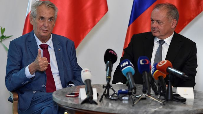 Český prezident Miloš Zeman (vlevo) a jeho slovenský protějšek Andrej Kiska