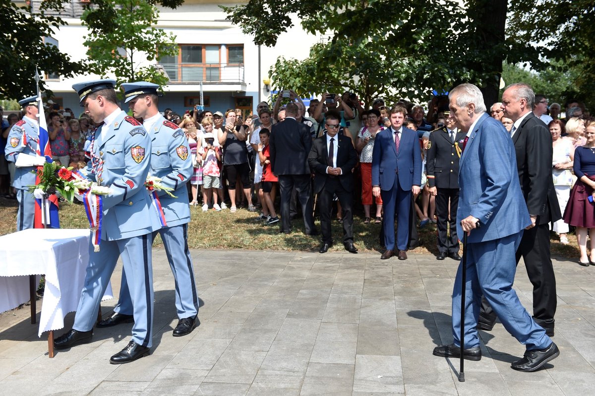 Český prezident Miloš Zeman (druhý zprava) a jeho slovenský protějšek Andrej Kiska (vpravo) položili 29. července 2018 v rámci oslav 100 let od vzniku Československa květiny u sochy T. G. Masaryka v Hodoníně.