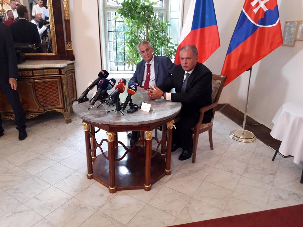 Prezidenti Miloš Zeman a Andrej Kiska přijeli do zámku v Topolčiankách.