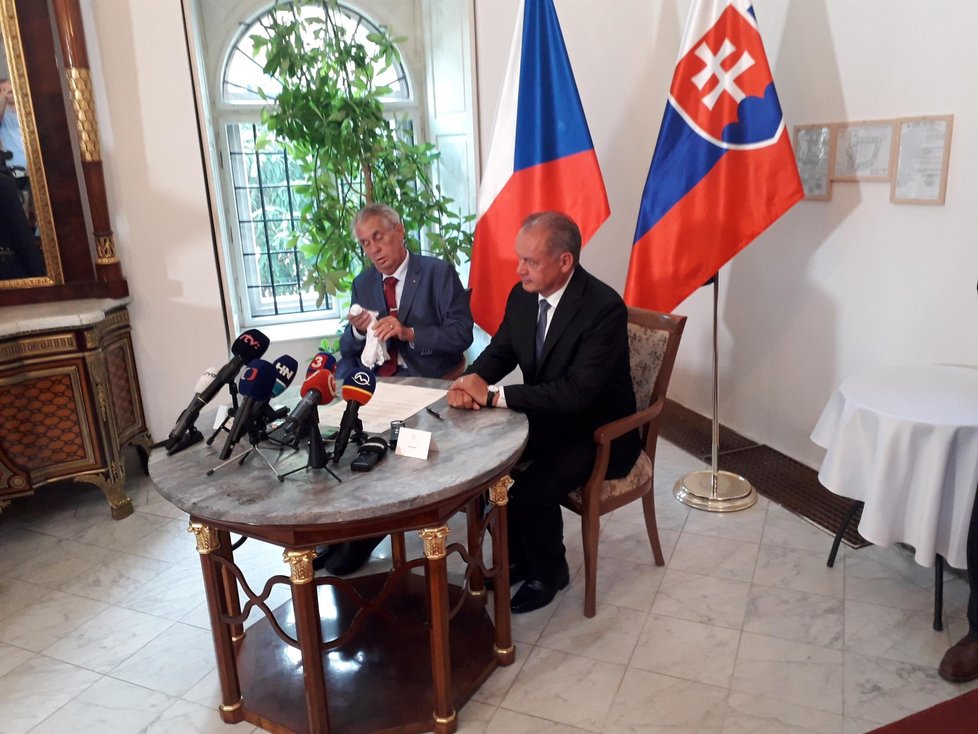 Prezidenti Miloš Zeman a Andrej Kiska.