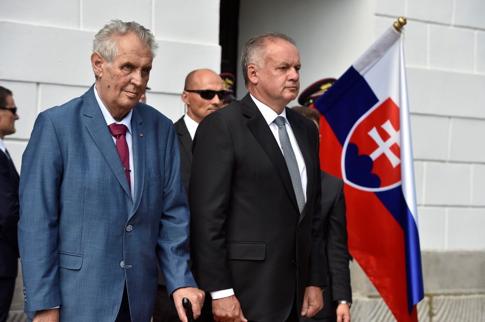 Český prezident Miloš Zeman (vlevo) a jeho slovenský protějšek Andrej Kiska 29. července 2018 před zámkem v Topoľčiankách, kam přijeli historickým vlakem z Hodonína. Jízda z rodiště prvního československého prezidenta Tomáše Garriqua Masaryka k zámku v jihoslovenské obci, který byl letním sídlem Masaryka, se stala součástí vzpomínkových akcí ke stému výročí vzniku Československa.