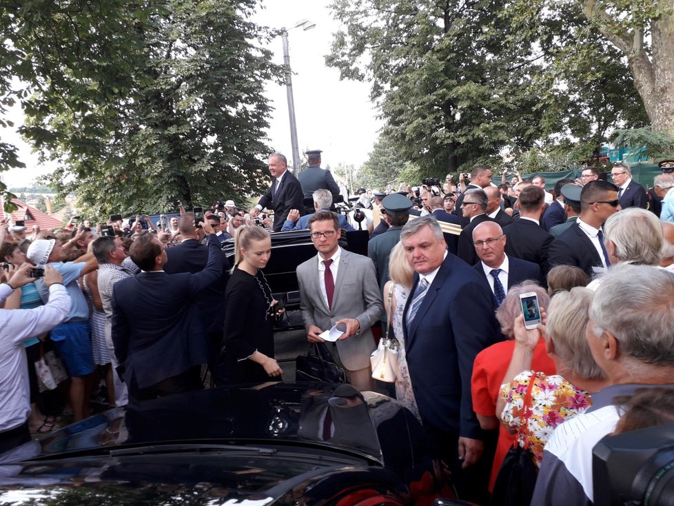 Prezidenti Miloš Zeman a Andrej Kiska se svezli kočárem.