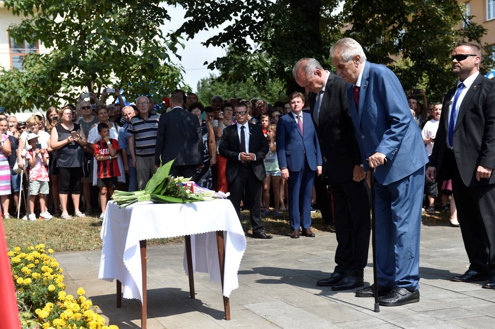 Sté výročí vzniku Českosloveska si již připomněli český prezident Miloš Zeman (druhý zprava) a jeho slovenský protějšek Andrej Kiska (vpravo), kteří  položili 29. července 2018 květiny u sochy T. G. Masaryka v Hodoníně.