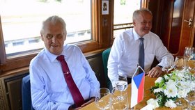 Miloš Zeman a Andrej Kiska vyrazili vlakem z Hodonína do Topoľčianek