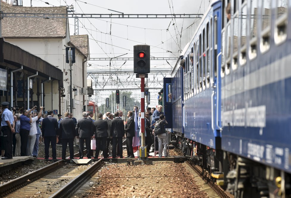 Miloš Zeman a Andrej Kiska se sešli v Hodoníně, aby vyrazili historickým parním vlakem do Topoľčianek.