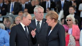 Putin před Merkel divoce gestikuloval.