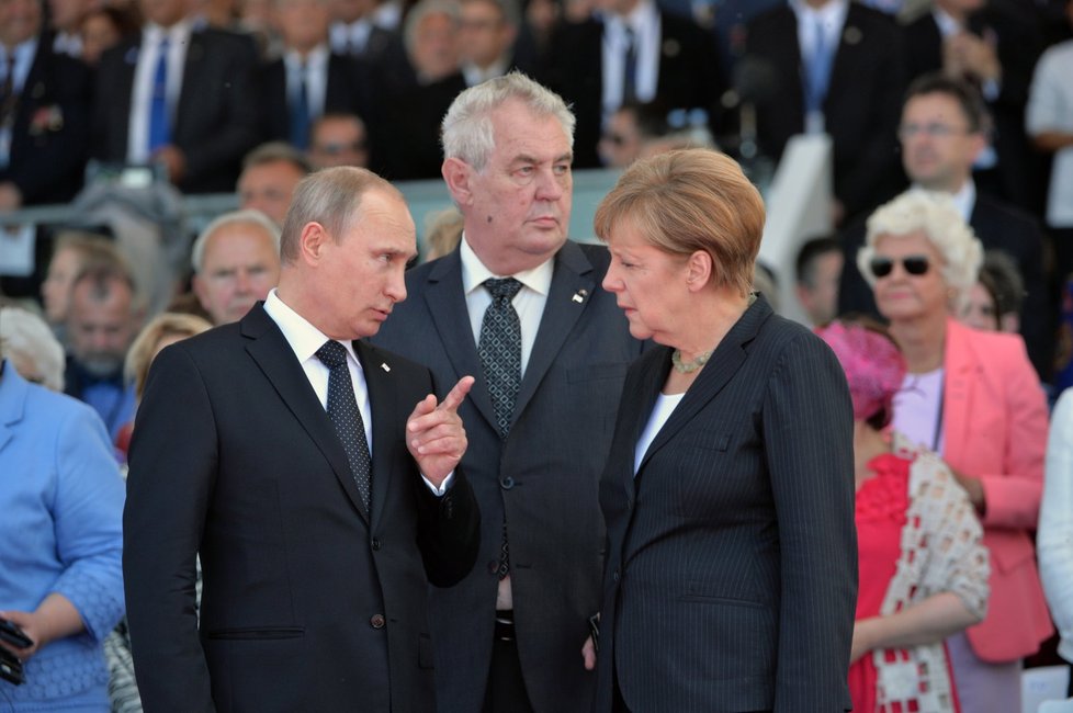 Vladimir Putin, Angela Merkelová a za jejich zády Miloš Zeman