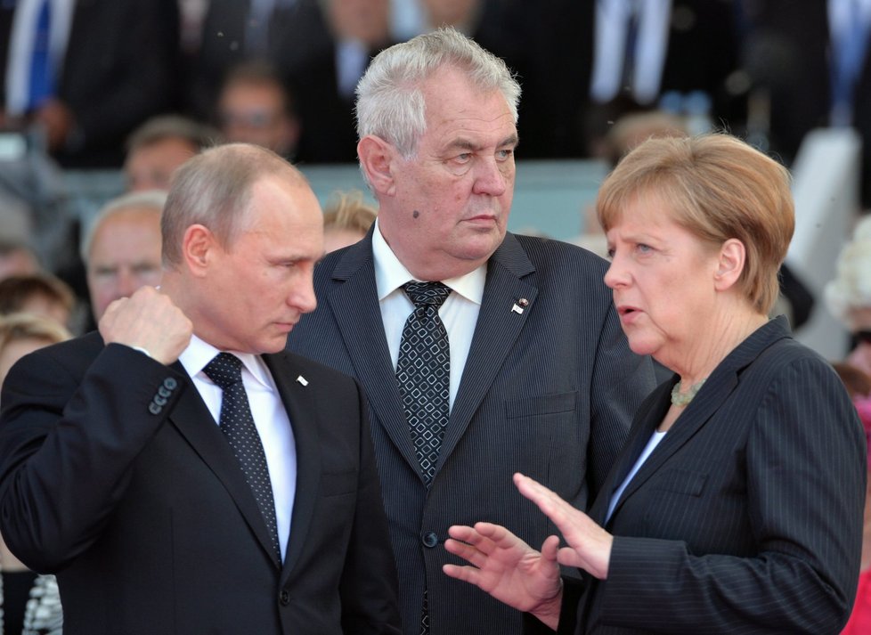 Angela Merkelová s Vladimirem Putinem debatují, Miloš Zeman přihlíží.