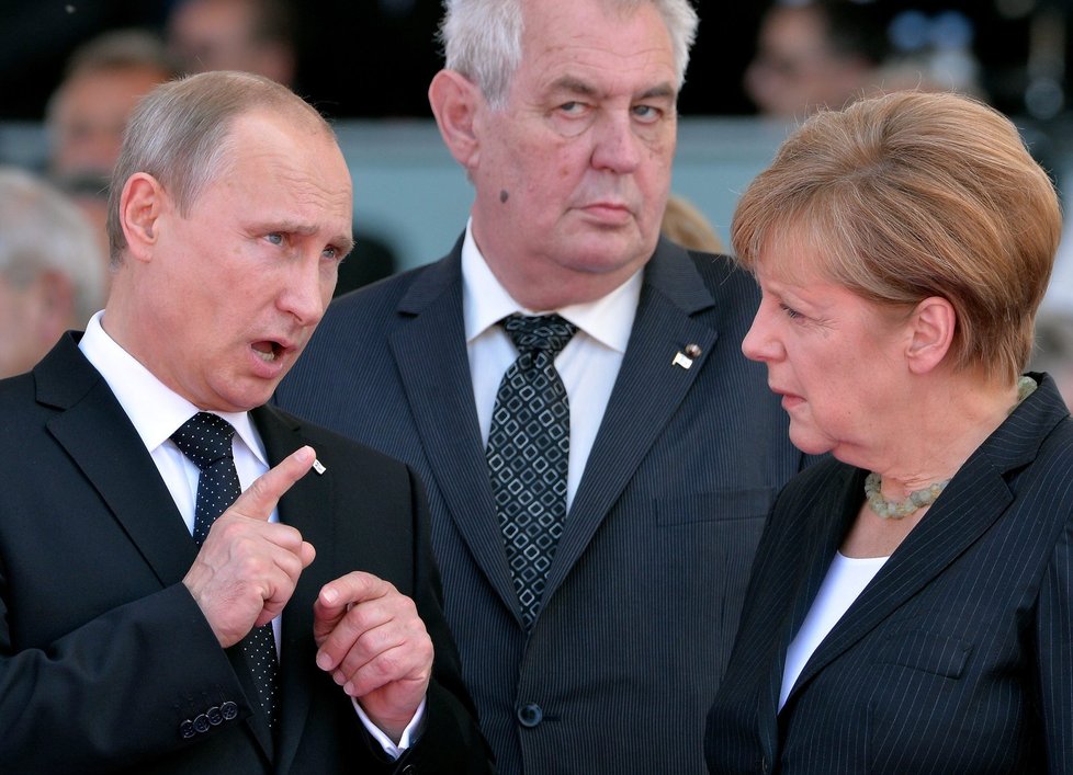 Vladimir Putin, Angela Merkelová a za jejich zády Miloš Zeman