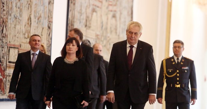 Vedle Ivany Zemanové doprovodil na setkání s velvyslanci Miloše Zemana i budoucí kancléř Vratislav Mynář