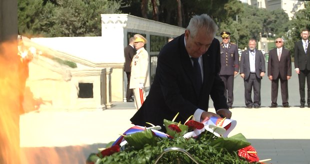 Zeman se v Ázerbájdžánu poklonil památce zesnulého diktátora a generála KGB