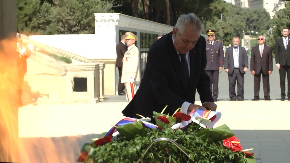 Prezident Zeman v Baku: Pietní akt v Aleji hrdinů