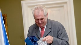 Takovou radost měl Miloš Zeman z popelníku.