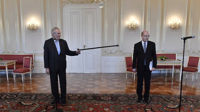 Premiér Bohuslav Sobotka s prezidentem Milošem Zemanem při schůzce na Pražském hradě kvůli demisi předsedy vlády.