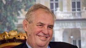 Prezident Miloš Zeman tvrdí, že předvolební kampaň dělat nebude. Přesto ji dělá.