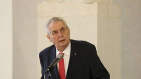 Prezident Miloš Zeman tvrdí, že předvolební kampaň dělat nebude. Přesto ji dělá.