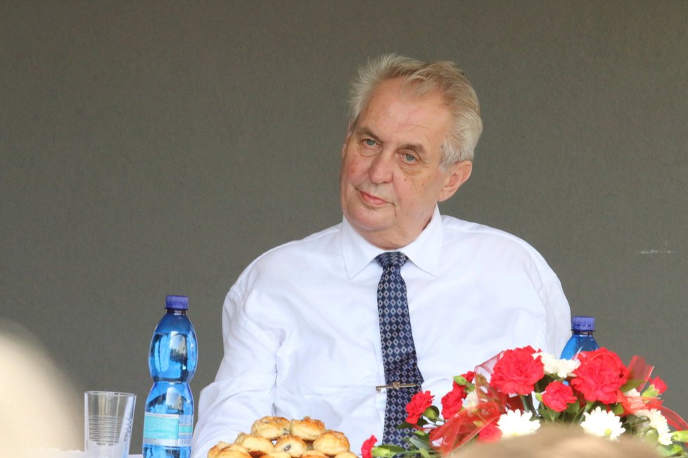 Prezident Miloš Zeman tvrdí, že předvolební kampaň dělat nebude. Přesto ji dělá.