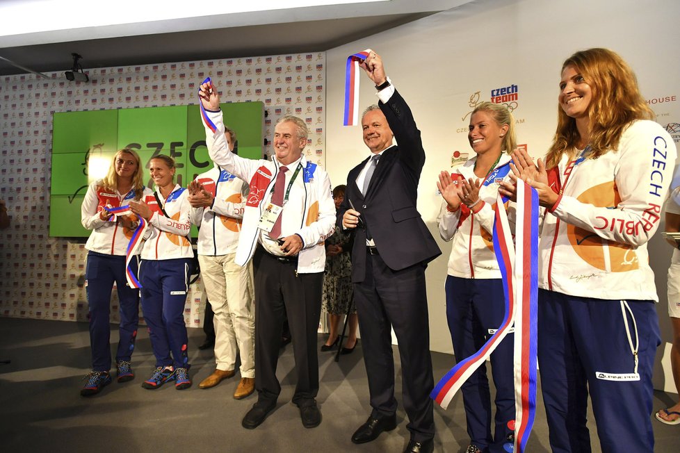 Prezident Miloš Zeman se slovenským protějškem Andrejem Kiskou při slavnostním otevření Českého olympijského domu v Riu