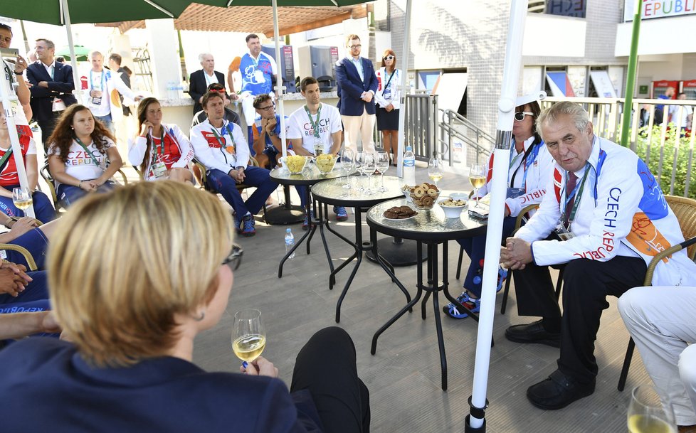 Prezident Zeman při debatě se členy české olympijské výpravy, v popředí ministryně Karla Šlechtová