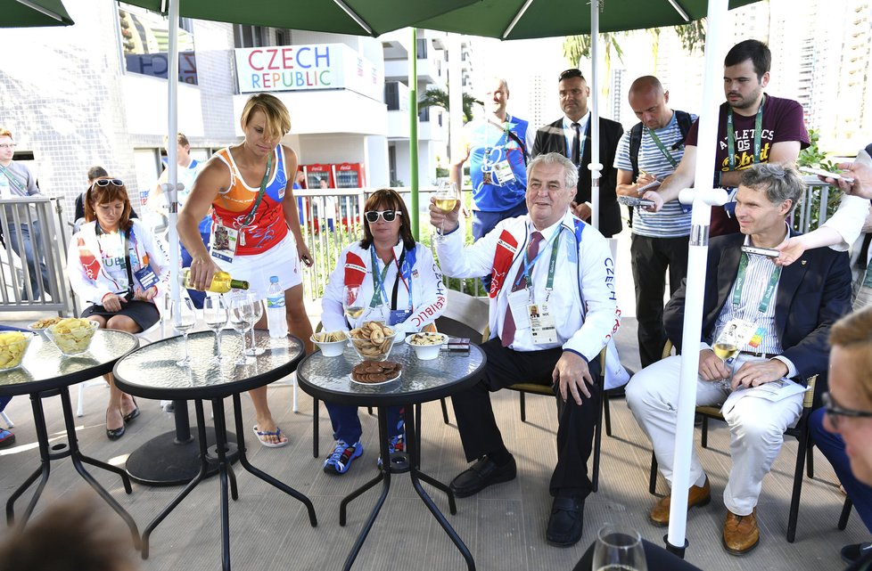 Prezident Miloš Zeman s manželkou Ivanou při návštěvě české olympijské vesnice v Riu