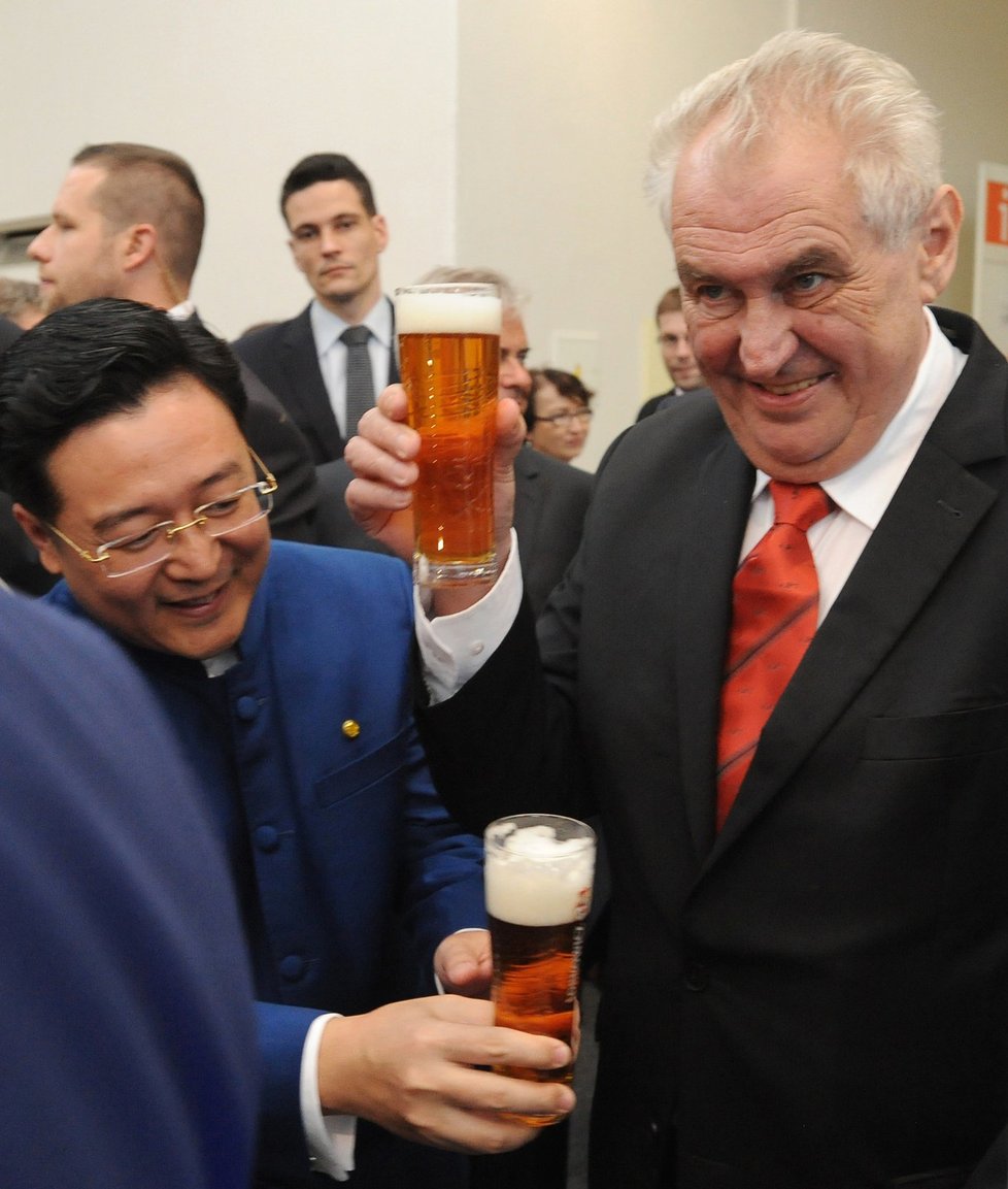 Miloš Zeman si připíjí pivem při návštěvě čínské expozice na strojírenském veletrhu v Brně